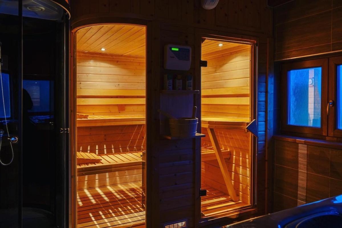 Wellness Se Saunou A Virivkou 1 Zirovnice